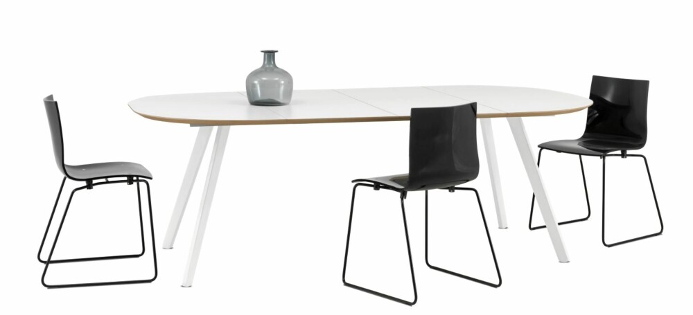 RUNDE HJØRNER: Laminatbordet fra BoConcept blir 220 cm i lengden med begge ileggsplatene i bruk, kr 8990. RUNDE HJØRNER: Laminatbordet fra BoConcept blir 220 cm i lengden med begge ileggsplatene i bruk, kr 8990.