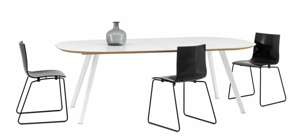 RUNDE HJØRNER: Laminatbordet fra BoConcept blir 220 cm i lengden med begge ileggsplatene i bruk, kr 8990.