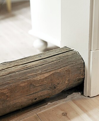 HØY TERSKEL: Huset er gjennomsyret av grove detaljer. Gjestene må se seg godt for. HØY TERSKEL: Huset er gjennomsyret av grove detaljer. Gjestene må se seg godt for.