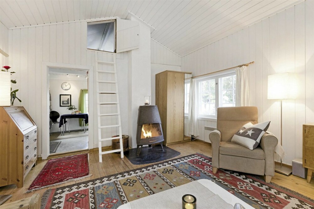 SJARMEREDNE: I stua står hemsstigen og en peisovn. Det er tregulv og malt panel på vegger og i himling. SJARMEREDNE: I stua står hemsstigen og en peisovn. Det er tregulv og malt panel på vegger og i himling.
