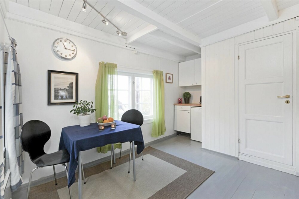KJØKKEN: På kjøkkenet har man fått plass til et bord. Gulv og vegger er nymalt. KJØKKEN: På kjøkkenet har man fått plass til et bord. Gulv og vegger er nymalt.