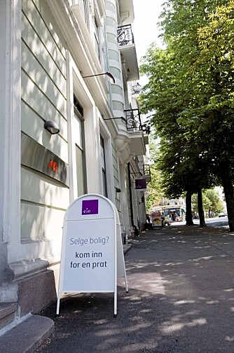 BOLIGSALG: Forbrukerrådet mener et boligsalg gjerne kan gjøres uten megler, men man bør være særlig nøye med å opplyse om alt man vet om. BOLIGSALG: Forbrukerrådet mener et boligsalg gjerne kan gjøres uten megler, men man bør være særlig nøye med å opplyse om alt man vet om.