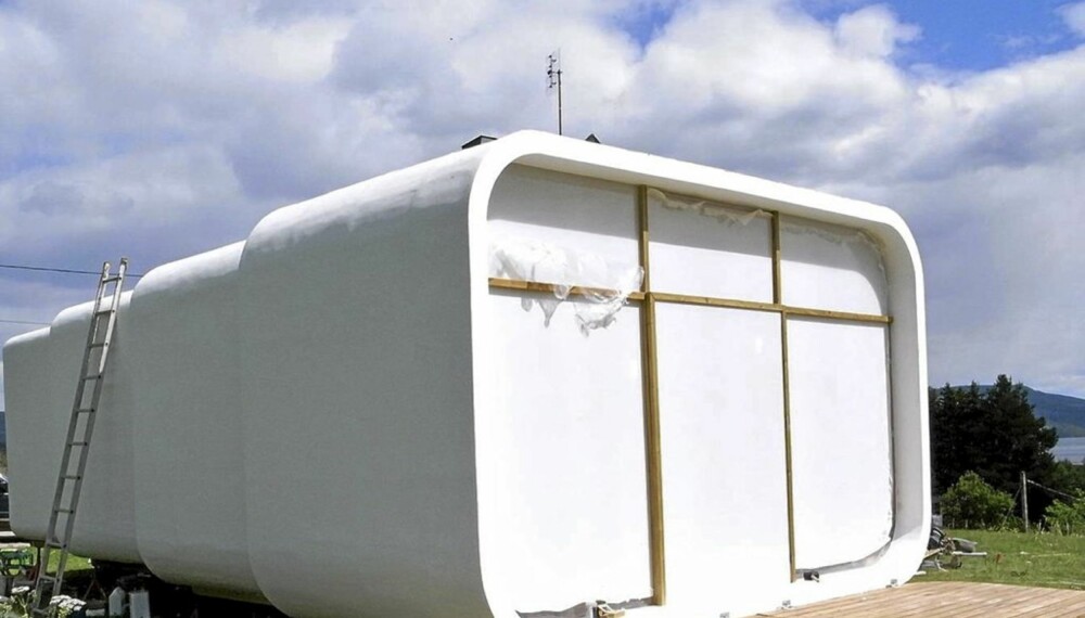 UTTREKKSHUS: Utoskop, som denne konstruksjonen heter, kan skyves sammen til campingvogn-størrelse og trekkes etter en bil. Men i uttrukket tilstand rommer det en boligflate på 40 kvm.