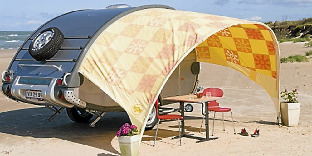 CAMPING MED SOLSEIL: Så enkelt kan ferien fikses; en liten campingvogn og et solseil. CAMPING MED SOLSEIL: Så enkelt kan ferien fikses; en liten campingvogn og et solseil.
