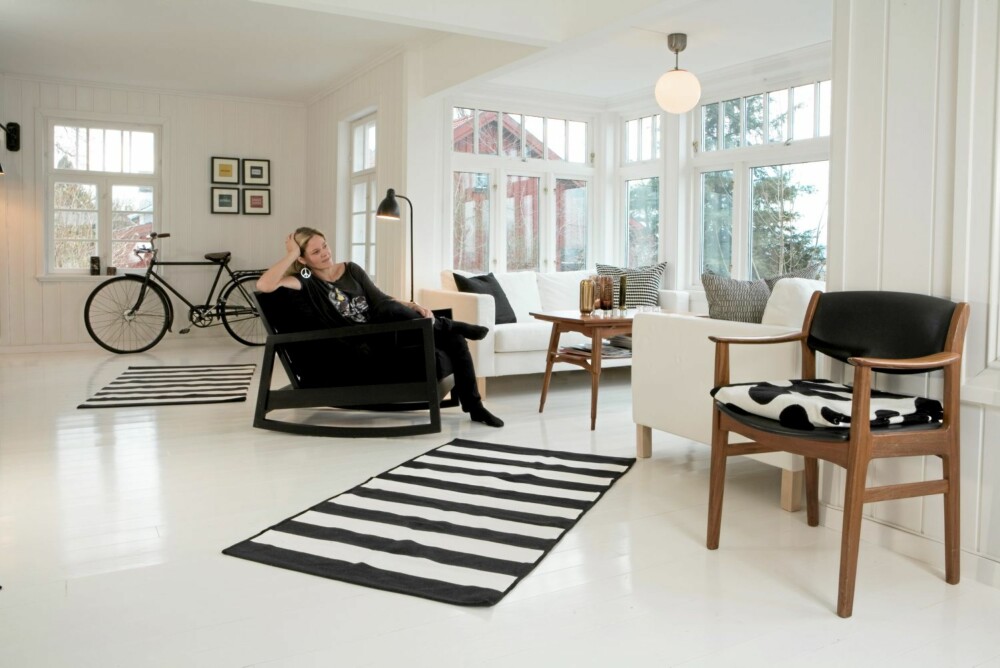 TYPISK NORDISK: En blanding av Ikea og femtitalls teakmøbler i et hvitt rom er typiske trekk ved den skandinaviske stilen.