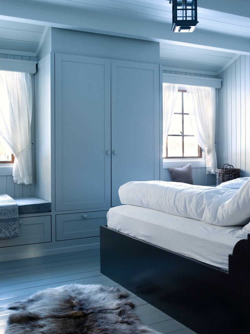 SVAL HVILESTUND: Soverommene er store med solide dobbeltsenger og god skapplass.