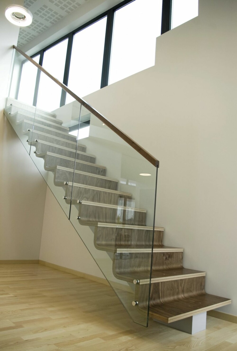 UNIK DESIGN: Trappen er laget med trinn og opptrinn i samme del, av formpresset tre UNIK DESIGN: Trappen er laget med trinn og opptrinn i samme del, av formpresset tre
