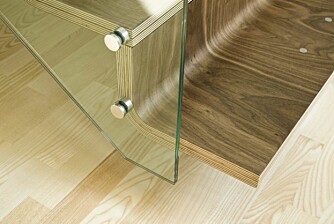 TRAPP AV LAMINAT: Laminatet er av valnøtt og bøk så det får et stripete fargespill i designet. TRAPP AV LAMINAT: Laminatet er av valnøtt og bøk så det får et stripete fargespill i designet.