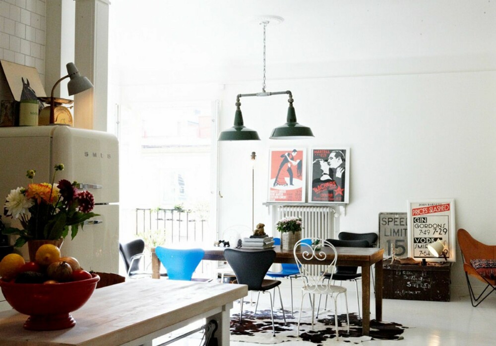 SÆREGEN STIL: Ingen av stolene rundt bordet er like. De unike møblene gir leiligheten en spennende stil. SÆREGEN STIL: Ingen av stolene rundt bordet er like. De unike møblene gir leiligheten en spennende stil.