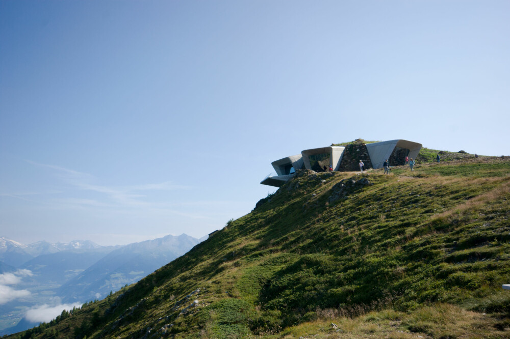 HIMMELRETNINGENE: Messner stilte blant annet krav om at publikum skulle skue omgivelsene i fra tre forskjellige steder, og mot tre angitte punkter i horisonten. 