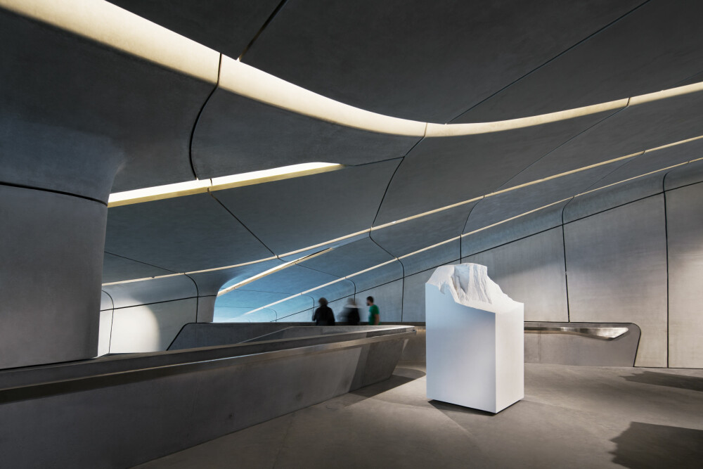 MONUMENTALT: Glass og betong preger materialbruken i museet, og med de tunge og lange linjene får interiøret et monumentalt preg som støtter opp omkring fjellets formasjoner. MONUMENTALT: Glass og betong preger materialbruken i museet, og med de tunge og lange linjene får interiøret et monumentalt preg som støtter opp omkring fjellets formasjoner.
