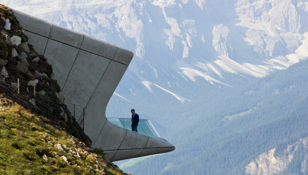 PÅ KANTEN: Den avdøde arkitekten Zaha Hadid er verdenskjent for sine utrolige bygninger. Dette museet, tilegnet fjellklatringens pionerer, er like særegen i sin konstruksjon som beliggenheten er spektakulær.