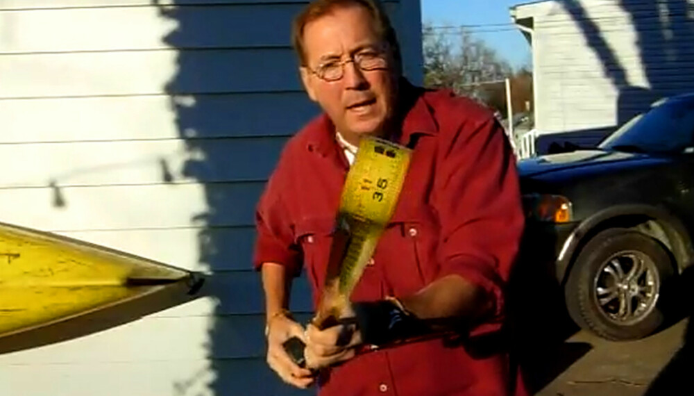 MÅL ALDEREN: Denne mannen viser hvordan du måler alderen med målebånd.