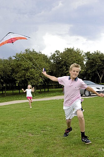 FLY DRAGE: Med litt øvelse kan dere få dragen til å fly høyt i lufta.