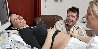 ULTRALYD: Anita og Steven har sitt første møte med babyen.