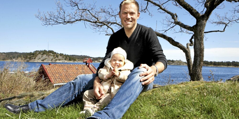 I GRIMSTAD: Et par ganger i året reiser familien hjem til Grimstad. Her utenfor huset de eier rett ved sjøen.