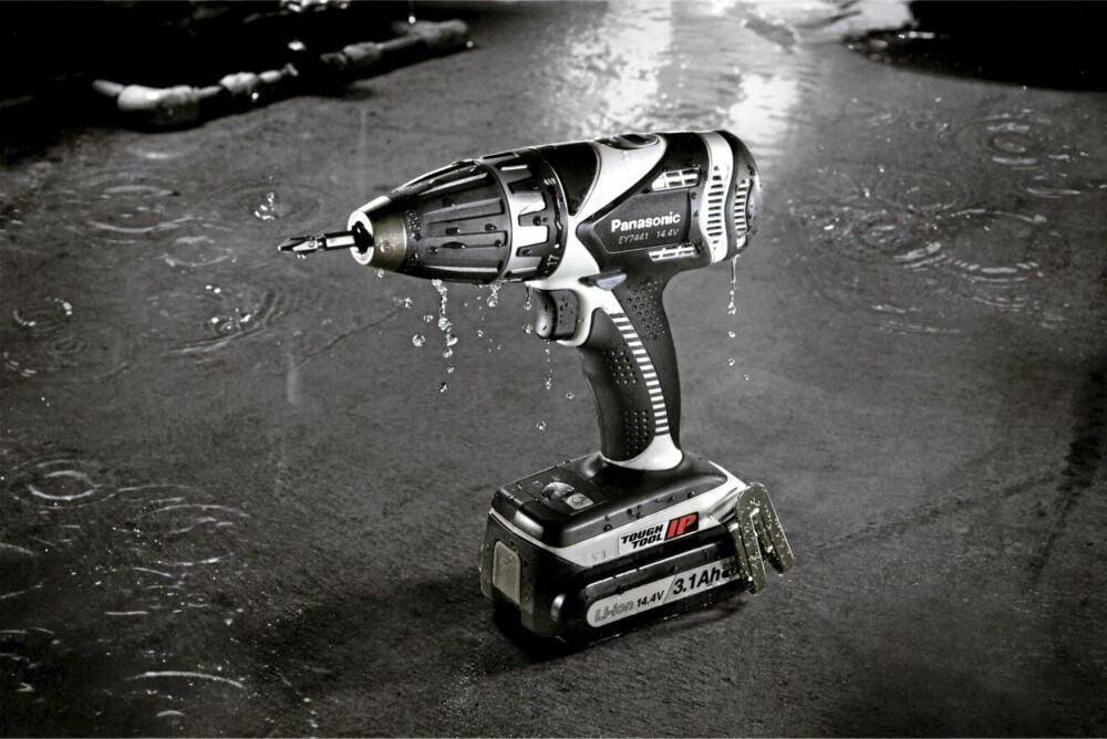 VANNTETT: Panasonic EY7441LZ2S 14,4V Drill med to 3,1Ah batterier og kofert. Pris: 3438 kroner. VANNTETT: Panasonic EY7441LZ2S 14,4V Drill med to 3,1Ah batterier og kofert. Pris: 3438 kroner.