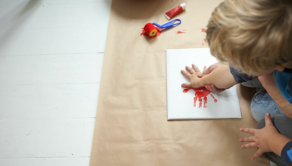 KREATIVT: Med litt hjelp klarer selv de minste barna å lage fine kunstverk med finger- og fotmaling.