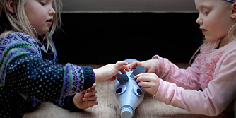 KREATIVT FAMILIEPROSJEKT: Klipp ut ører av papp og fest dem på flasken. Lekende lett, syntes barna. FOTO: Per Olav Sølvberg