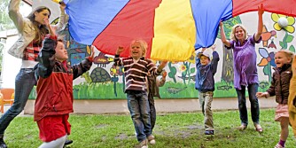 BARNELEK: Barn skaffer seg lett nye venner gjennom lek og aktiviteter.