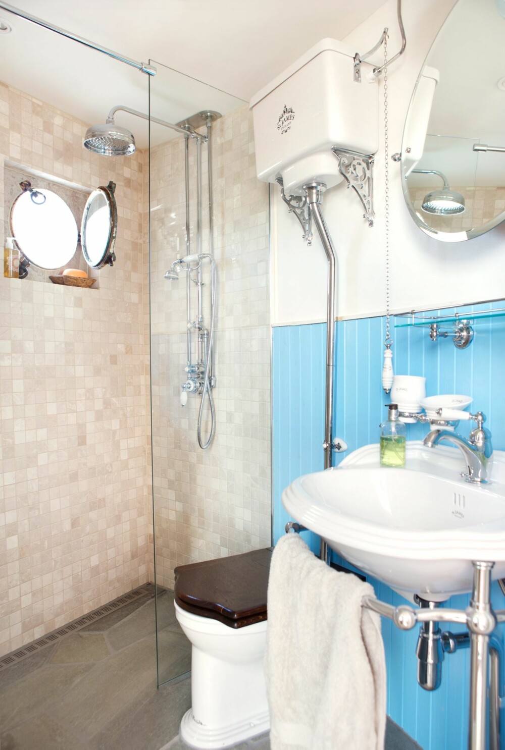 INNLAGT VANN: På badet er det lagt inn et gammelt skipsvindu, og gammeldags baderomsinnredning levert av engelske Old Fashion
Bathrooms. Havblå vegg og sandfargede fliser harmonerer med omgivelsene utenfor. Styling: Tone Kroken.