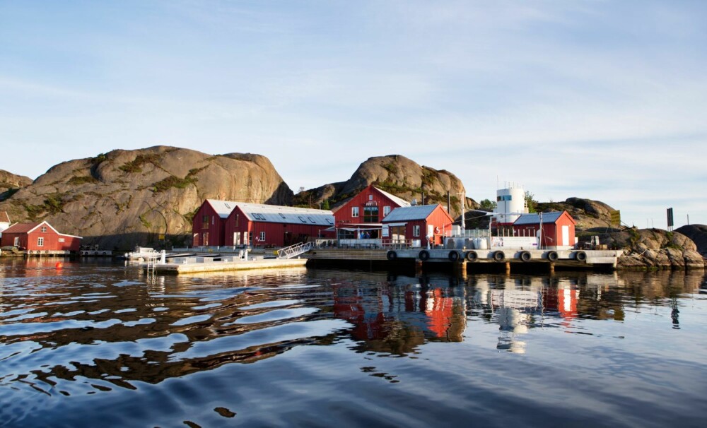 OLJETANKEN SKIMTES TIL HØYRE. Fritanken var det eneste som sto igjen etter verftet i Ny-Hellesund.