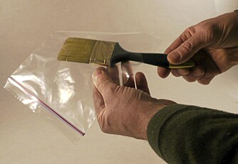 LUFTTETT: Bruk gjerne en Zip Lock-pose. Klipp et lite hull nederst på siden, træ i penselen, rull sammen mens du klemmer ut lufta og steng åpningen. LUFTTETT: Bruk gjerne en Zip Lock-pose. Klipp et lite hull nederst på siden, træ i penselen, rull sammen mens du klemmer ut lufta og steng åpningen.