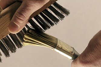 STÅLBØRSTE: Begynner penselen å bli hard kan du børste forsiktig med stålbørste. Passs på så du ikke river i stykker hårene.