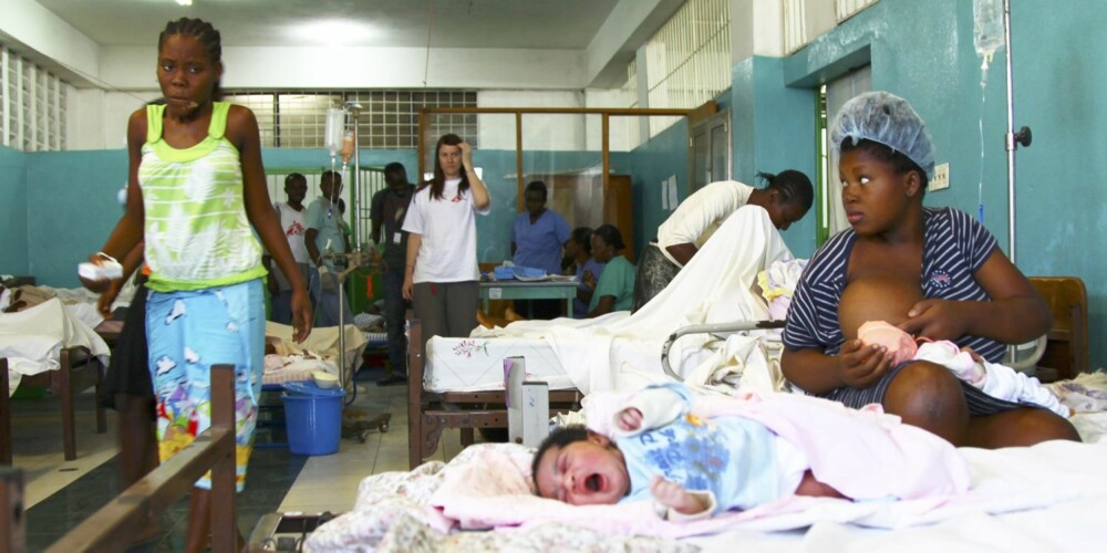 ETTER JORDSKJELVET: En mor med sitt nyfødte barn på Chancerelle sykehus i Haitis hovedstad.
