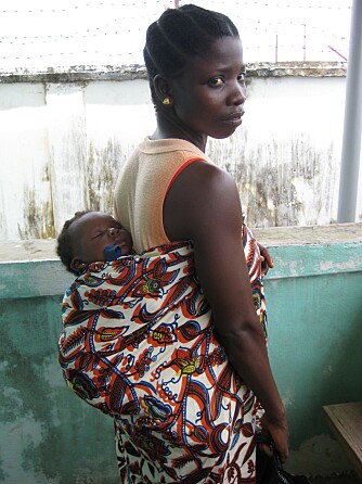 TETT INNTIL: Så snart en baby er vel ute av magen i Monrovia i Liberia, flytter mødrene dem over på ryggen. Der blir de en god stund.
