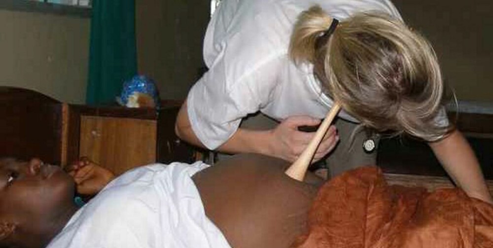 HALLO DER INNE! Jordmor Veronica Gran undersøker et barns puls ved hjelp av et gammeldags jordmorstetoskop på Clara Town Clinic i Liberia i 2007.