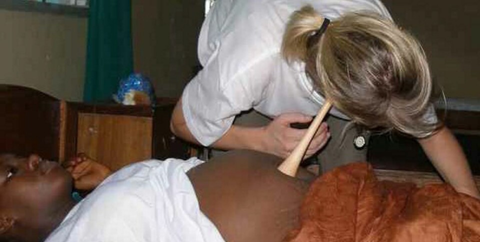 HALLO DER INNE! Jordmor Veronica Gran undersøker et barns puls ved hjelp av et gammeldags jordmorstetoskop på Clara Town Clinic i Liberia i 2007.