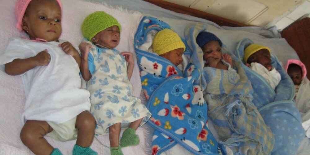 NORSKE STRIKKELUER: Disse nyfødte, liberiske barna har fått hjemmestrikkede luer fra norske givere.