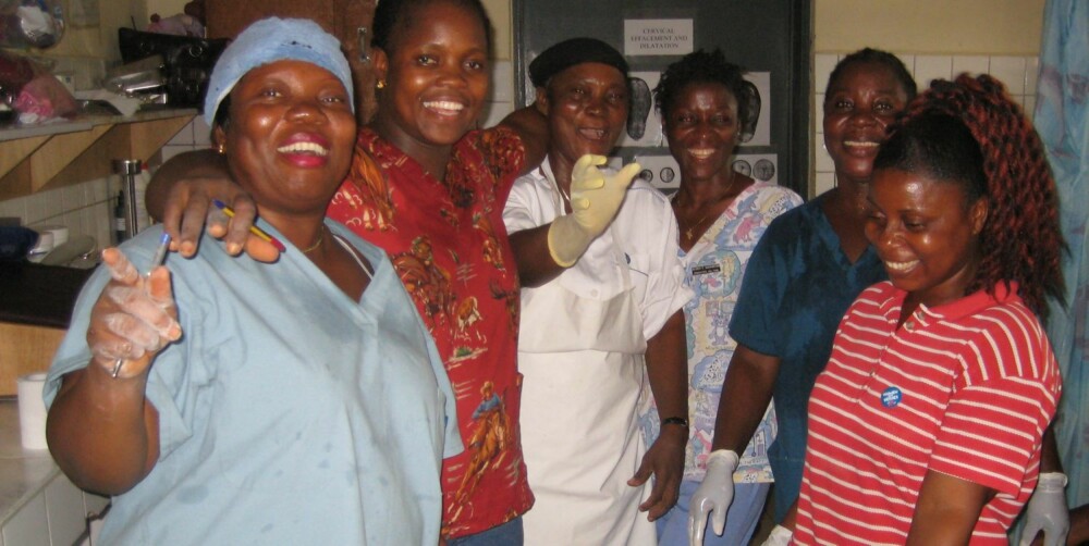 JORDMØDRE I LIBERIA: God stemning blant jordmødre og barnepleiere etter en hektisk dag på fødestua New Kru Town Clinic i Monrovia.