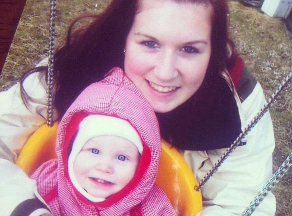 UNG MOR: Her er Malin 15 år gammel og lille Lotte 8 måneder. Malin angrer ikke på at hun ble mor i så ung alder. UNG MOR: Her er Malin 15 år gammel og lille Lotte 8 måneder. Malin angrer ikke på at hun ble mor i så ung alder.