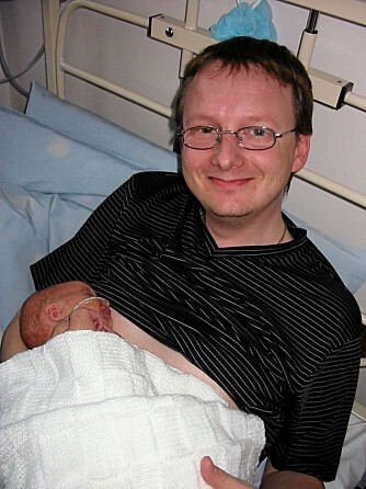 STOLT: Martin Hymers holder sin andre sønn i armene.