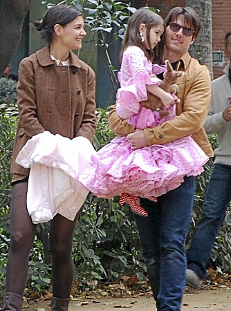 VAKKERT KJENDISNAVN: Katie Holmes og Tom Cruise med datteren Suri.