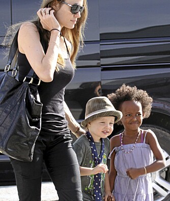 VAKRE FORELDRE OG VAKRE NAVN: Angelina Jolie med datteren Zahara Jolie-Pitt og den yngre søsteren Shiloh Jolie-Pitt.