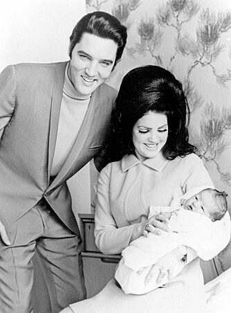 GAMLE HELTER: Det finnes folk som heter både Elvis og Priscilla i Norge i dag. Her poserer de med nyfødte Lisa Marie Presley i 1968.