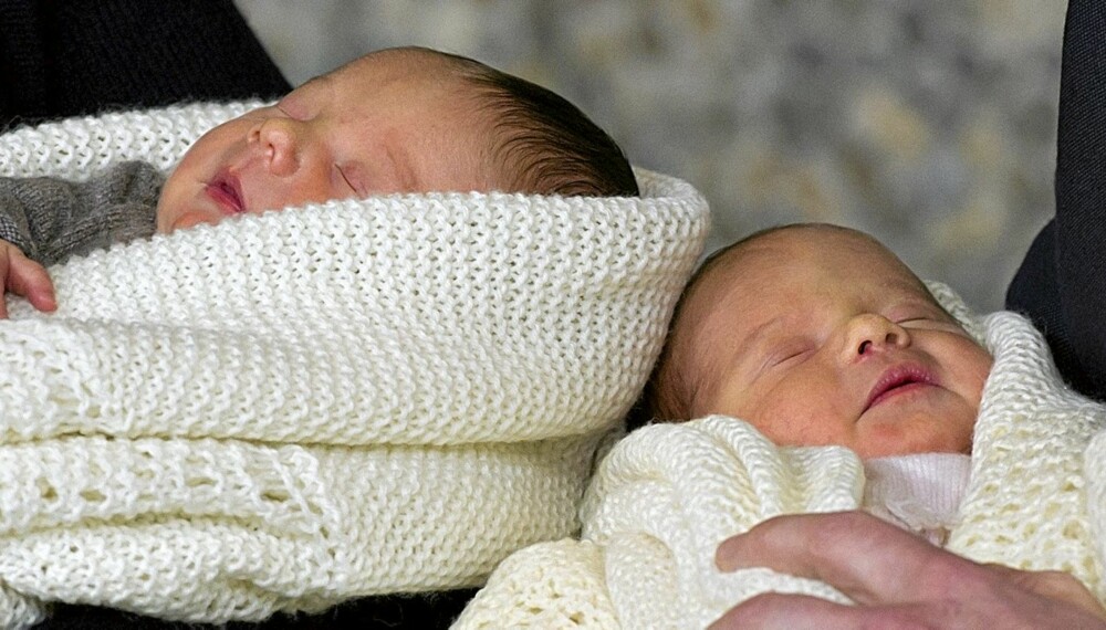 STOLTE FORELDRE: Mary og Frederik viste stolt frem sine flotte tvillinger. I dag ble de døpt Vincent og Josephine.