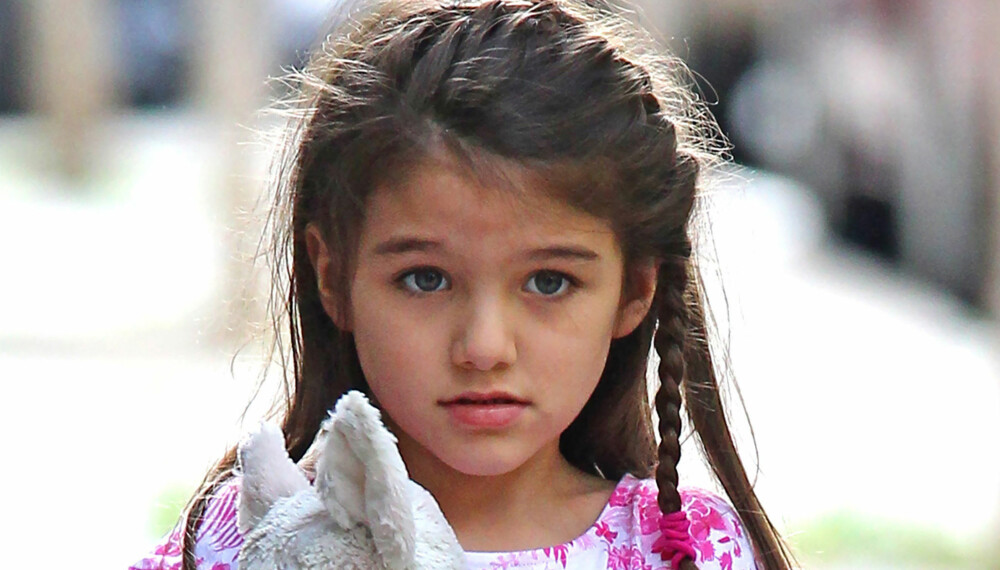 BLOMSTERNAVN: Få barn er så kjent som datteren til Tom Cruise og Katie Holmes. Suri betyr ""rød rose"" på persisk. BLOMSTERNAVN: Få barn er så kjent som datteren til Tom Cruise og Katie Holmes. Suri betyr ""rød rose"" på persisk.