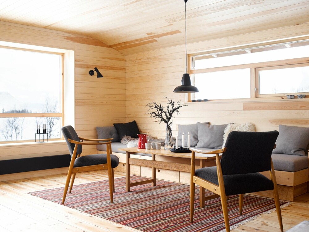 NOSTALGI: 50-tallsstolene fulgte med hytta. De har fått nytt liv med nye trekk. Teppe fra Ikea, takpendel fra Herstal.