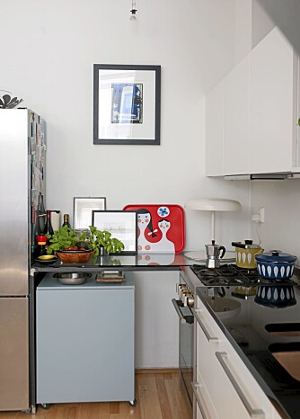 NEDTONET FARGE: Den funkisblå oppbevaringsmodulen under benken gir kjøkkenet særpreg, uten å dominere.