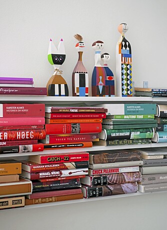 FARGERIKT FELLESSKAP: Den pussige forsamlingen på bokhylla består av utvalgte treskulpturer lagd av den amerikanske designeren Alexander Girard for Vitra.