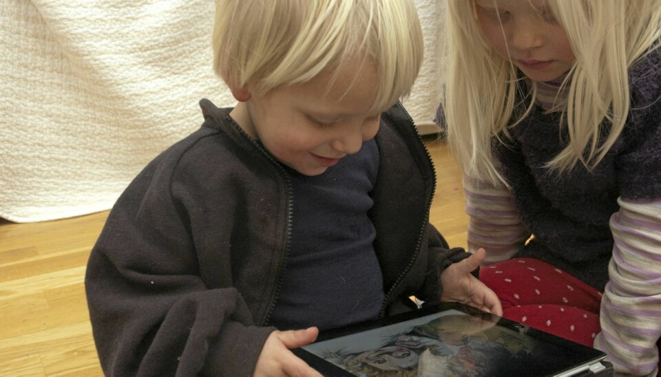 EKSPERTER: Å spille på iPad er ingen sak for en 2-åring, og flere apper blir utviklet hver eneste dag for små barn.