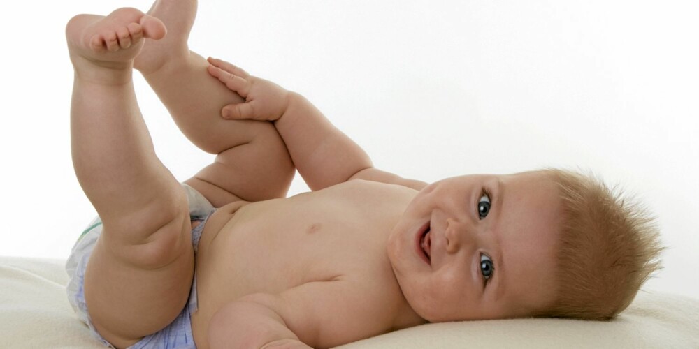 NY BLEIE: De fleste babyer blir glade når de får ny bleie. Tall viser at norske foreldre gjennomsnittlig bytter bleier mellom fire og fem ganger i døgnet.