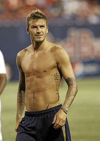 GLAD I TATOVERINGER: Fotballproff David Beckham er glad i tatoveringer, og ble nok en gang trendsetter da han tatoverte navnene til sine tre sønner på ryggen.