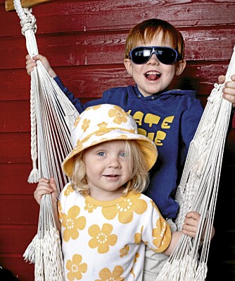 UGLY CHILDREN: Thelma og Pelle poserer mer enn gjerne i pappaenes kule klær.
