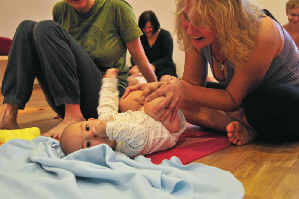 KONTAKT: Mor og barn er aldri langt unna hverandre under yogatreningen.
