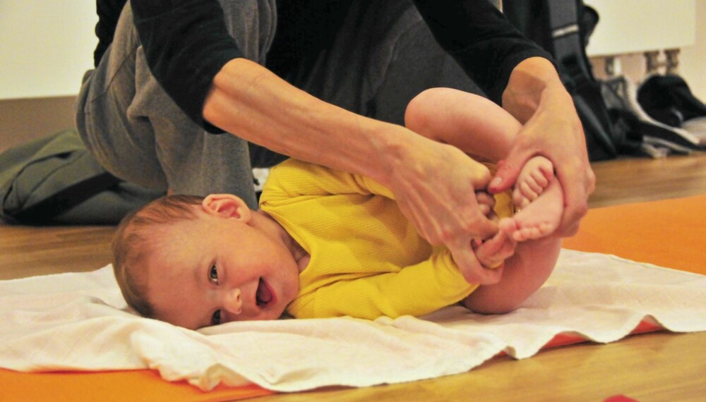 TIDLIG START: Moren til lille Tomas har gått på yoga i flere år, og hun synes at det er greit for Tomas å begynne når han er tre måneder gammel.